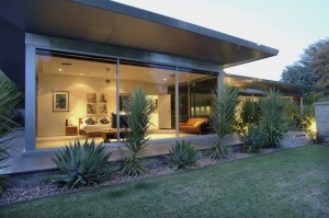 La terrazza del soggiorno costituisce una transazione tra la casa ed il giardino.